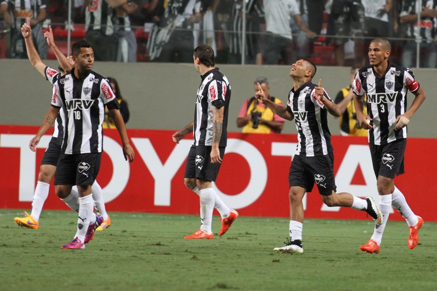 El jugador de Atlético Mineiro de Brasil Carlos (2-d) celebra un gol ante Santa Fe de Colombia durante un partido de la Copa Libertadores en el estadio Independencia, en la ciudad de Belo Horizonte (Brasil). EFE