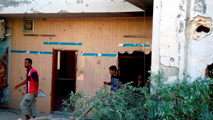 Varias personas observan los daños registrados tras un ataque en la localidad siria de Tremseh, provincia de Hama, Siria. EFE/Archivo