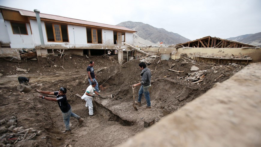 Reporteros gráficos fotografían y graban la momia de un niño que murió a los cinco años de edad en el siglo XIX y fue embalsamado por su padre, antes de su traslado al Museo de Ciencias Naturales de Budapest, en el Museo de Medicina Semmelweis de Budapest, Hungría, hoy, 10 de abril de 2015. EFE