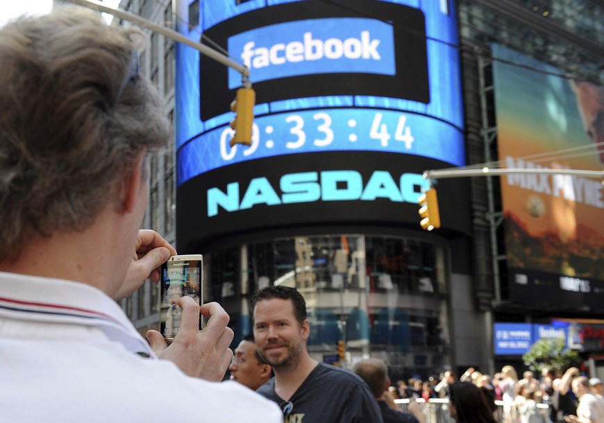 Vista del logotipo de la red social Facebook en el luminoso del exterior de la sede del mercado Nasdaq en Nueva York, Estados Unidos. EFE/Archivo