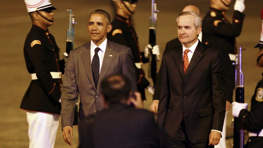 El presidente de EE.UU., Barack Obama (i), junto al ministro de Presidencia de Panamá, Álvaro Alemán, el pasado 9 de abril, en el aeropuerto internacional Tocumen de Panamá. EFE