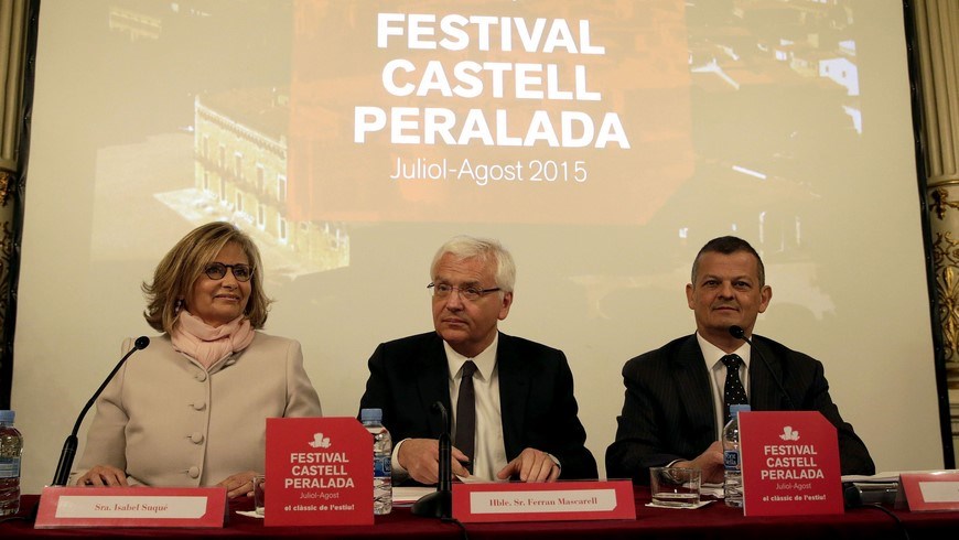 El conseller de Cultura, Ferran Mascarell (c), la directora de la Fundación Castell de Peralada, Isabel Suqué, y el director del festival, Oriol Aguilar (d), durante la presentación hoy en Barcelona de la programación completa del Festival de Peralada. EFE