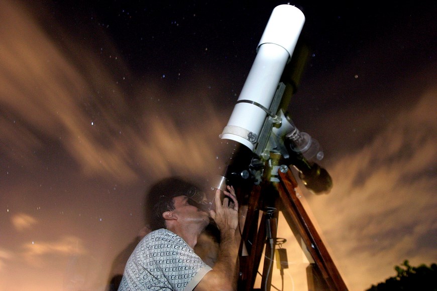 una persona que observa por un telescopio en el Faro de Fajardo, en la Reserva Natural de Los Cabezas de San Juan de Puerto Rico. EFE/Archivo