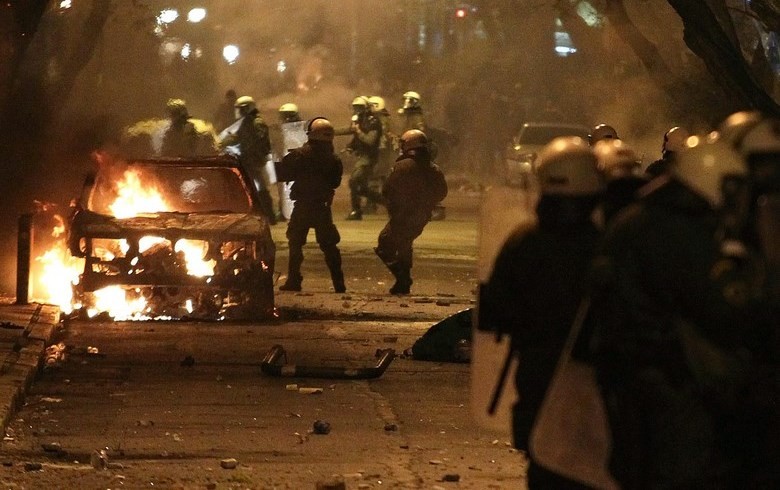 Protestantes queman un automóvil el 7 de abril de 2015, durante una protesta en la que además se presentaron disturbio con la policía a las afueras de la Universidad Politécnica en Atenias. EFE/Archivo