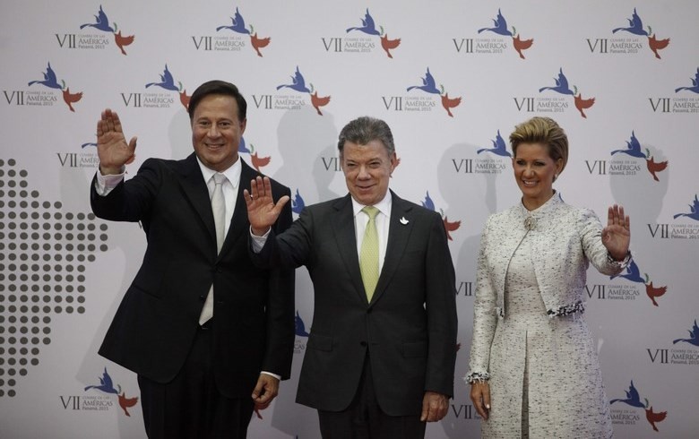 El presidente de Colombia, Juan Manuel Santos, posa junto al mandatario de Panamá, Juan Carlos Varela (i), y la primera dama panameña, Lorena Castillo (d), el pasado 10 de abril. EFE