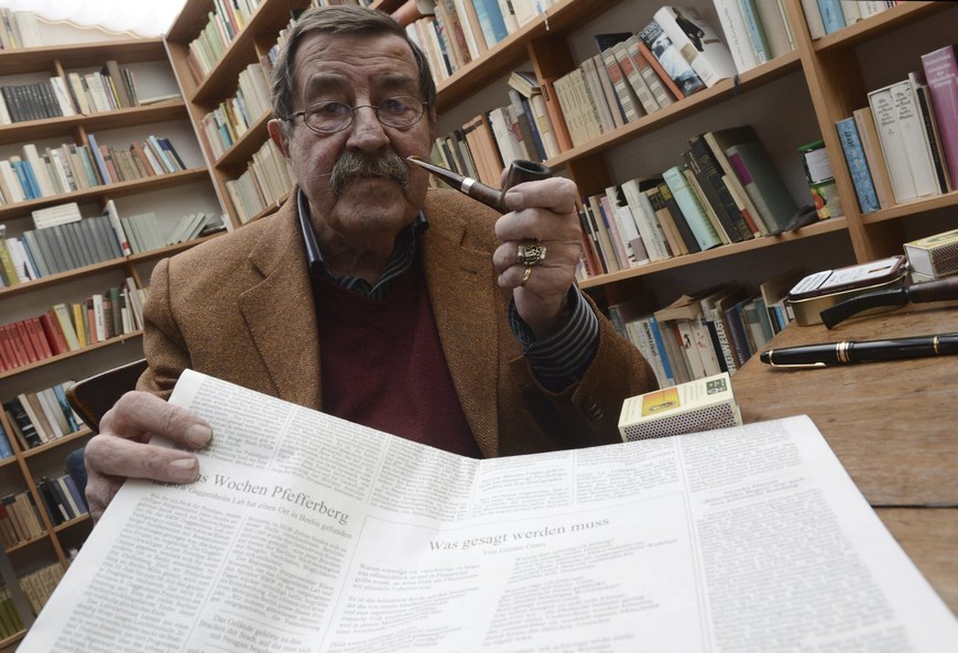 Fotografía de archivo tomada el 5 de abril de 2012 que muestra al Nobel de Literatura alemán Günter Grass en su estudio en Benhlemdorf, Alemania. El célebre escritor Günter Grass ha muerto a los 87 años de edad, según confirmó hoy la editorial Steidl. EFE/Archivo