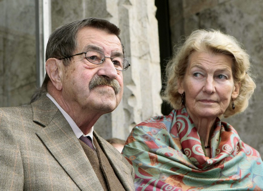 Fotografía de archivo tomada el 27 de octubre de 2007 que muestra al Nobel de Literatura alemán Günter Grass (i), junto a su esposa, Ute, durante la celebración de su 80 cumpleaños en Luebeck, Alemania. El célebre escritor Günter Grass murió hoy, a los 87 años de edad, según confirmó la editorial Steidl. EFE/Archivo