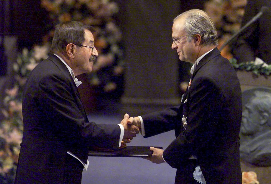 Fotografía de archivo tomada el 10 de diciembre de 1999 que muestra al escritor alemán Günter Grass (i), mientras recibe el premio Nobel de Literatura de manos del rey Carlos XVI Gustavo de Suecia, durante una ceremonia en Estocolmo. Günter Grass murió hoy, a los 87 años de edad, según confirmó la editorial Steidl. EFE/Archivo