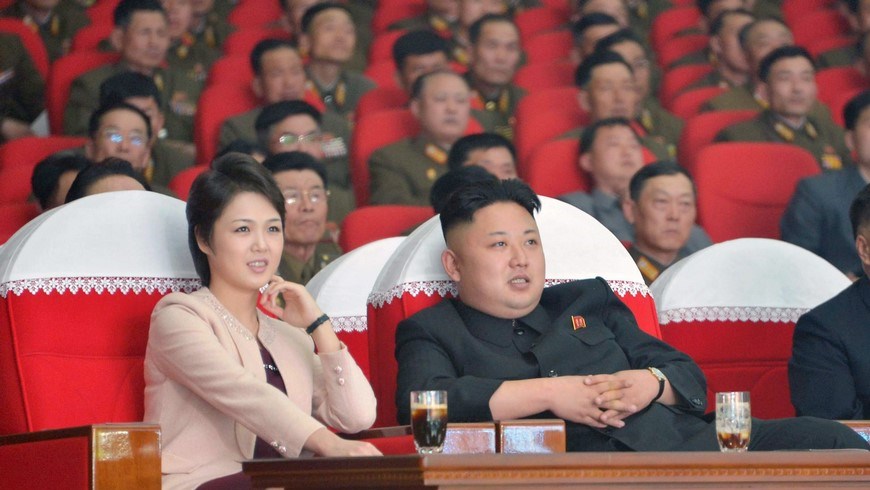 La fotografía de la Agencia Central de Noticias de Corea del Norte ( KCNA ) muestra al líder norcoreano Kim Jong-un acompañado de su esposa, Ri Sol -ju