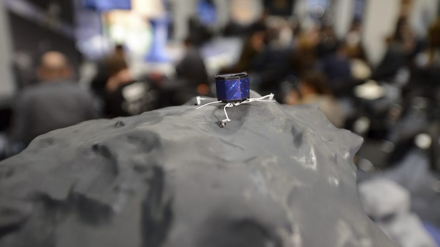 Una maqueta representa el aterrizaje del módulo Philae sobre el cometa 67P/ Churyumov-Gerasimenko durante una presentación a la prensa en el centro de control de satélites de la Agencia Espacial Europea (ESA) en Darmstadt (Alemania). EFE/Archivo