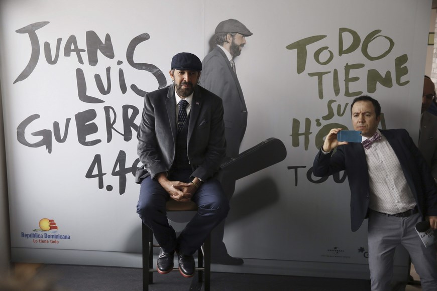 El cantautor dominicano Juan Luis Guerra posa hoy durante la rueda de prensa que ofreció en un hotel de Madrid, para presentar sus próximos conciertos en España. EFE