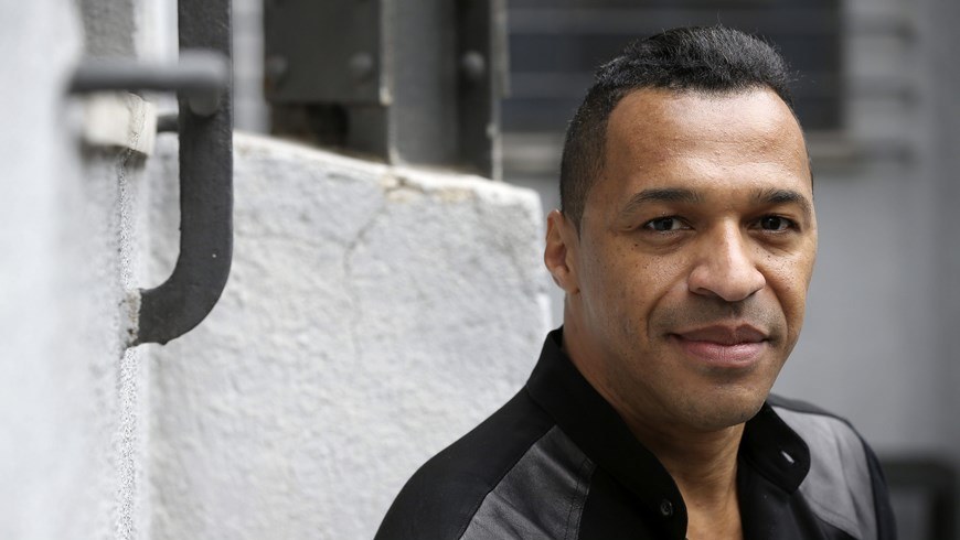 El director creativo del Circo del Sol, Stephane Boko, durante la presentación hoy en Madrid del espectáculo "Scalada", un "show" excepcional porque es el único de la multinacional canadiense al aire libre, porque la mitad de su aforo es gratuito y porque no se puede ver en otro lugar más que en Andorra, el país que lo encargó en 2013 y que ya es "marca de éxito". EFE