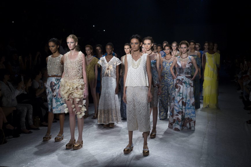Modelos lucen creaciones de la firma Ronaldo Fraga durante un desfile de la Semana de la Moda de Sao Paulo, edición Verano 2016, que se celebra en el Parque Candido Portinari, en la ciudad de Sao Paulo (Brasil). EFE