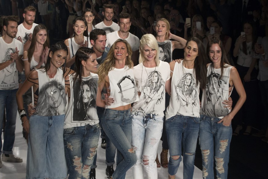 La modelo brasileña Gisele Bündchen (c), acompañada de otros modelos, camina por la pasarela con diseños de la firma Colcci, este 15 de abril de 2015, durante un desfile de la Semana de la Moda de Sao Paulo, edición Verano 2016, en el Parque Candido Portinari, en Sao Paulo (Brasil). EFE