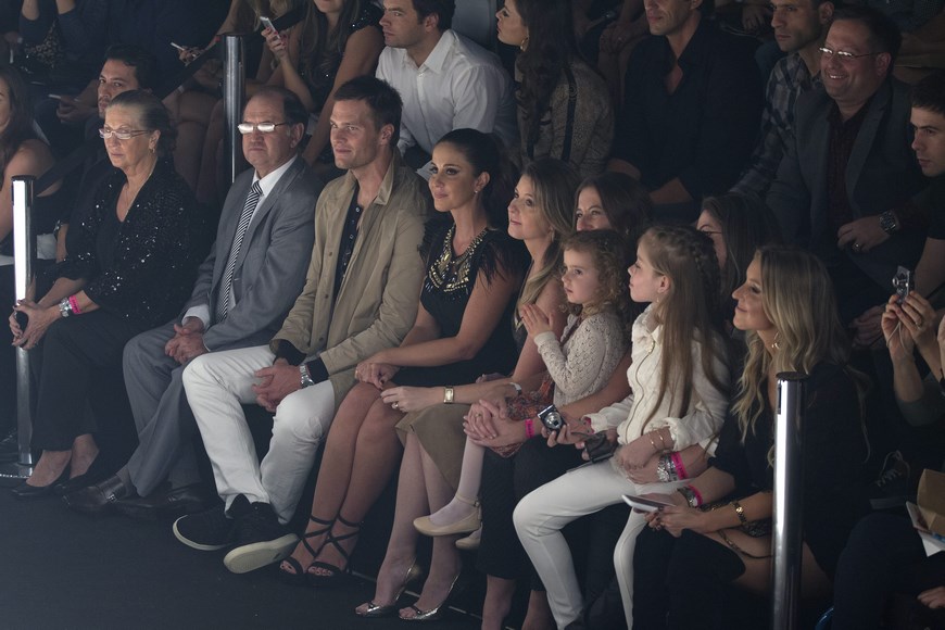 Desde la izquierda, los familiares de la modelo brasileña Gisele Bündchen, Vânia, la madre; Valdir, el padre; Tom Brady, el esposo, y algunas de sus cinco hermanas, este 15 de abril de 2015, durante un desfile de la Semana de la Moda de Sao Paulo, edición Verano 2016, en el Parque Candido Portinari, en Sao Paulo (Brasil). EFE