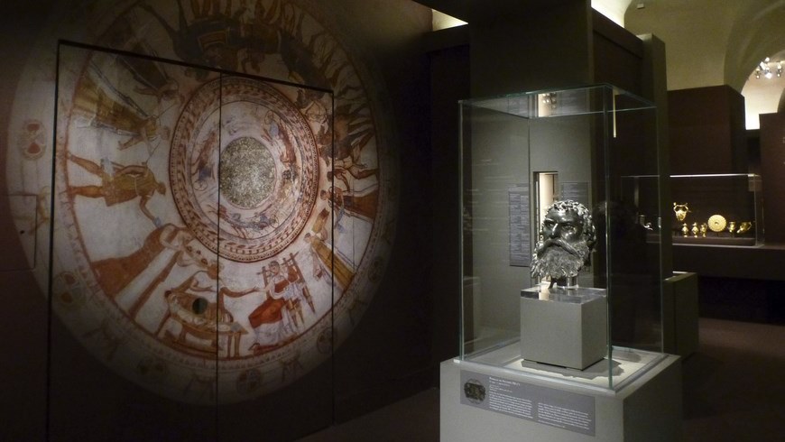 Vista de la exposición "L'épopée des rois thraces. Découvertes archéologiques en Bulgarie", presentada en el Museo del Louvre a partir de hoy y hasta el próximo 20 de julio. EFE