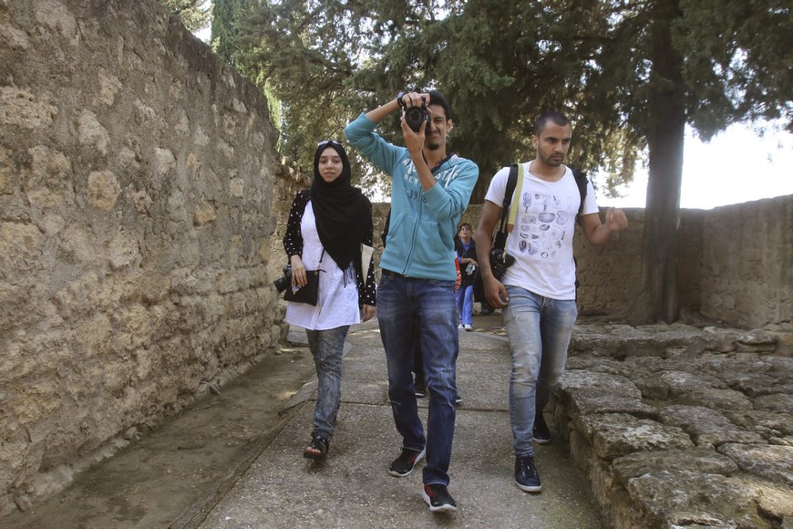 Khalada Khanom (i), Majid Angawi (c), Abdulmohesen Alkelabi (d) son tres de los seis artistas árabes, todos ellos fotógrafos emergentes, que reinterpretan con sus objetivos la huella y el legado de su cultura en un espacio tan emblemático como el yacimiento omeya de Medina Azahara de Córdoba. EFE