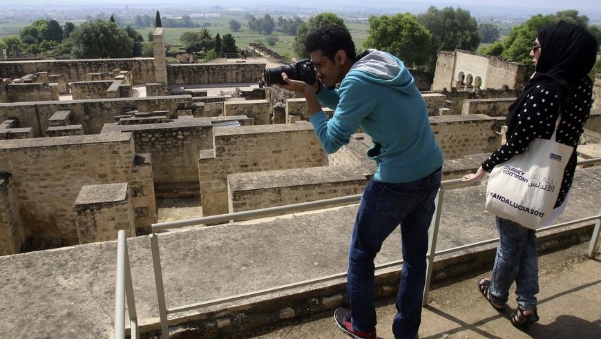 En la imagen, el fotógrafo Majid Angawi (i) toma fotos durante la visita a Medina Azahara. EFE