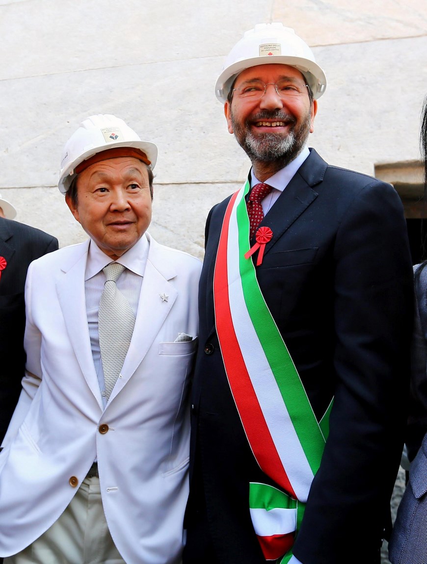 El alcalde de Roma, Ignazio Marino, y el empresario de la moda japonés Yuzo Yagi, posan junto a la Pirámide Cestia de Roma tras los trabajos de restauración a los que ha sido sometida, en Roma, Italia, hoy, 20 de abril de 2015. EFE