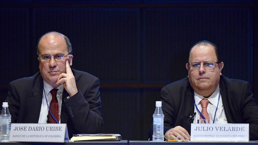 "El mercado ya ha tenido en cuenta la posibilidad de una subida de intereses por parte de la Fed (Reserva Federal)", señaló el presidente del Banco Central de Reserva de Perú, Julio Velarde (dcha)