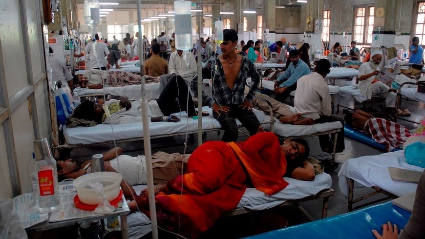 La malaria podría diagnosticarse con pruebas de aliento, según científicos 2 Pacientes enfermos de malaria reciben cuidados en el Hospital King Eduard Memorial (KEM) en Bombai, India. EFE/Archivo
