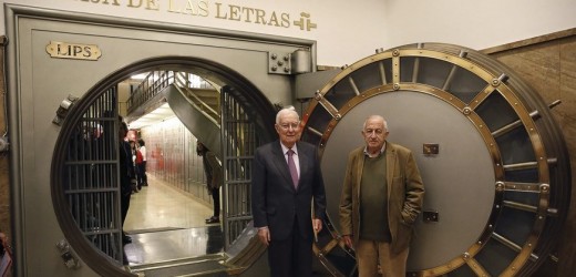 Juan Goytisolo deposita un legado en la Caja de las Letras del Cervantes para abrir en 2031