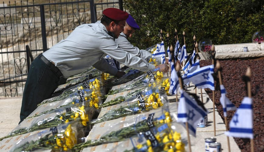 Varios soldados colocan banderas nacionales en las tumbas de los soldados que lucharon en la guerra de independecia israelí de 1948 en el cementerio del Monte de los Olivos, al este de Jerusalén, Israel hoy 21 de abirl de 2015 con motivo del Día del Recuerdo a los Caídos. EFE