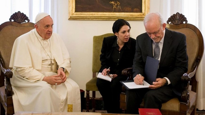 Fotografía facilitada por UNICEF en la que se muestra al papa Francisco (i), junto al director del Fondo de las Naciones Unidas para la Infancia (UNICEF), Anthony Lake (d), durante un encuentro con del acuerdo de colaboración alcanzado entre la agencia y la entidad social vaticana "Scholas Ocurrentes" (Escuelas para el encuentro), en Ciudad del Vaticano, Vaticano, hoy, martes 21 de abril de 2015. EFE