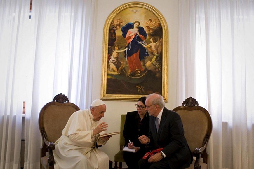 Fotografía facilitada por UNICEF en la que se muestra al papa Francisco (i), junto al director del Fondo de las Naciones Unidas para la Infancia (UNICEF), Anthony Lake (d), durante un encuentro con motivo de la formalización del acuerdo. EFE