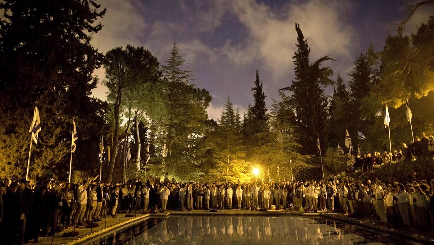 Varias personas guardan un minuto de silencio con motivo del Día del Recuerdo a los Caídos en el cementerio del Monte de Herzl en Jerusalén, Israel hoy 21 de abirl de 2015. EFE