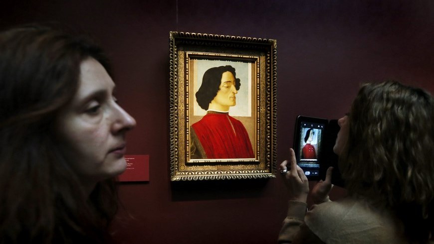 Una visitante hace una foto de una pintura de Sandro Botticelli durante la inauguración de la exposición "Grandes pintores del Renacimiento", una colección de la Academia Carrara de Bérgamo, en el Museo de Bellas Artes Pushkin, en Moscú. EFE/Archivo