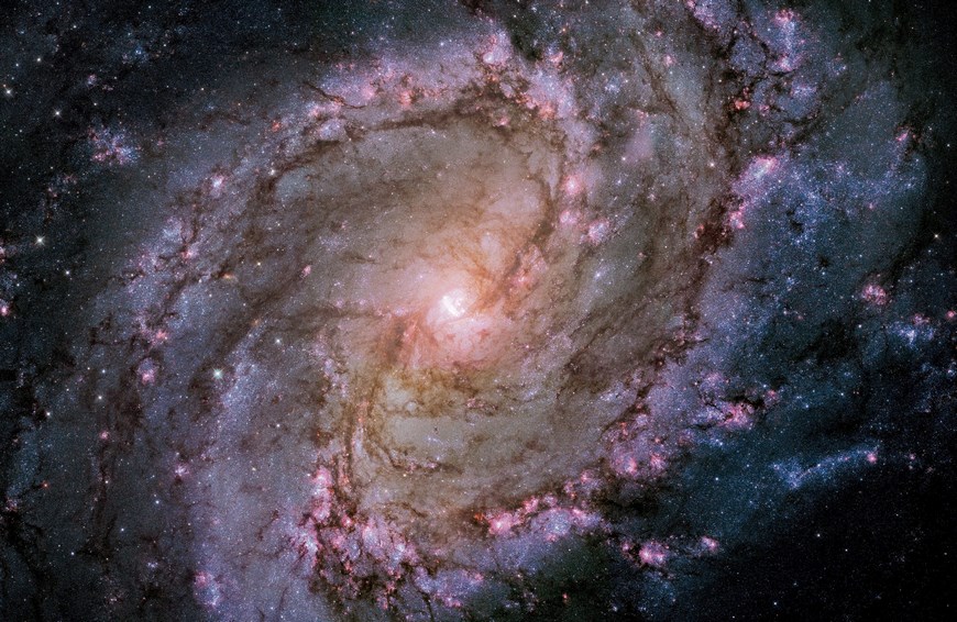 Fotografía facilitada por Taschen de una de las imágenes de su libro "Expanding Universe" que muestra la galaxia Sothern Pinwheel a 15 millones de años luz de la tierra. EFE