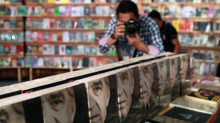 Visitantes recorren el pabellón Macondo en Bogotá (Colombia) durante la 28 Feria Internacional del Libro de Bogotá, dedicada a esta aldea imaginaria creada por el nobel colombiano Gabriel García Márquez. EFE