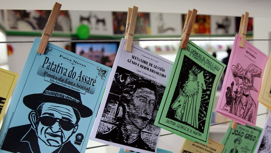 Fotografía del 21 de abril de 2015 de uno de los atractivos en la oferta brasileña durante la Feria del Libro de Bogotá (Colombia), la "literatura de cordel", un género poético que surgió hace siglos en España y Portugal pero que alcanzó su mayor popularidad en el nordeste de Brasil. EFE