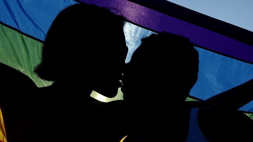La "triple filiación" fue autorizada mediante una disposición del Registro de las Personas de la provincia de Buenos Aires, a partir de una gestión de la Federación Argentina de Lesbianas, Gays, Bisexuales y Trans (FALGBT), la Mesa Nacional por la Igualdad y la Defensoría LGBT. EFE/Archivo