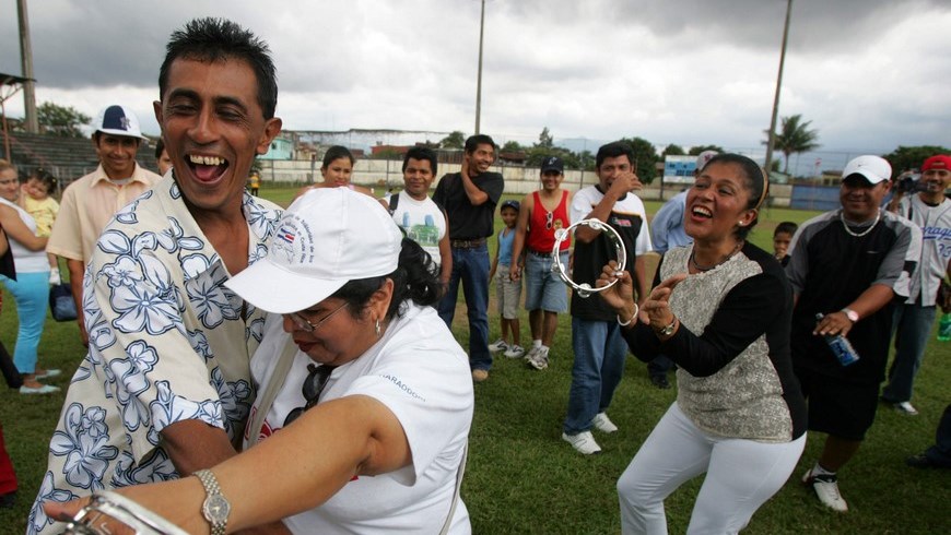 Fotografía sin fechar de un grupo de personas bailando en una fiesta popular en San José (Costa Rica). EFE/Archivo