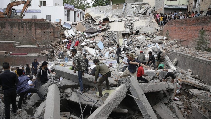 e eleva a 688 la cifra de muertos en el terremoto de Nepal Búsqueda de supervivientes hoy en Katmandú tras el terremoto. EFE