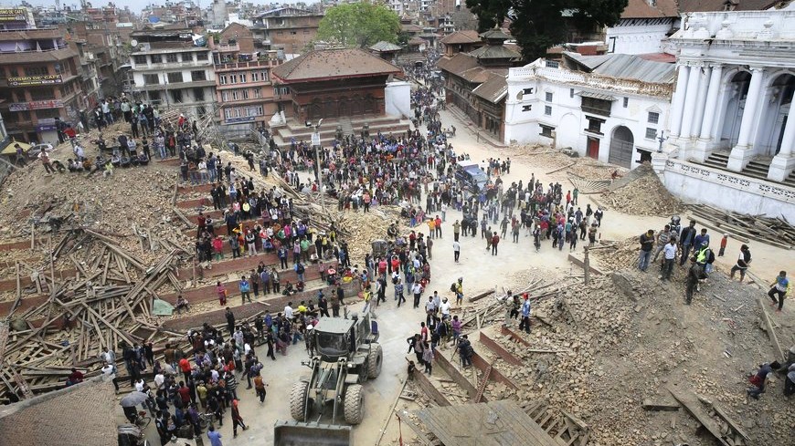 Búsqueda de supervivientes hoy en Katmandú, tras el terremoto. EFE