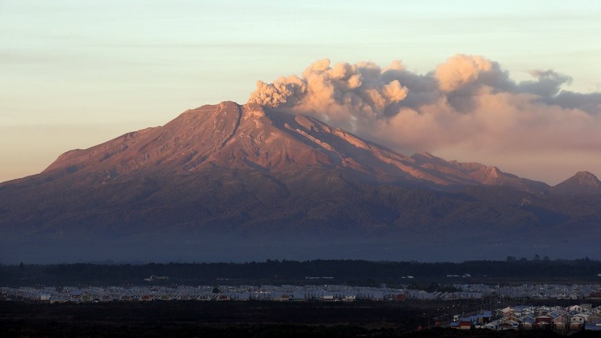 Vista general del volcán Calbuco desde la ciudad de Puerto Varas, el pasado 24 de abril, en la región de Los Lagos, en sur de Chile. EFE