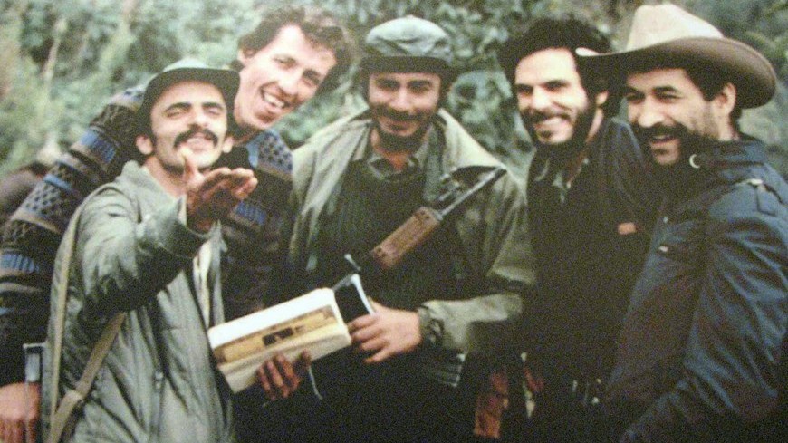 Carlos Pizarro (2-d) en un lugar sin identificar. EFE