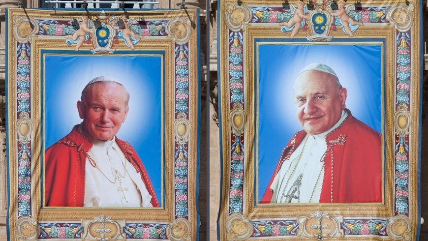 Los tapices con las imágenes de Juan Pablo II (i) y Juan XXIII en la fachada de la Basílica de San Pedro, en la Ciudad del Vaticano, con motivo de la canonización de ambos pontífices. EFE