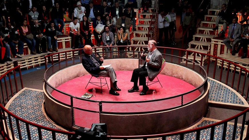 Fotografía del 24 de abril de 2015 del escritor argentino-canadiense Alberto Manguel (d), autor de "Breve guía de lugares imaginarios", y el escritor colombiano Conrado Zuluaga (i), especialista y estudioso de la obra del escritor Gabriel García Márquez, durante el coloquio "Macondo y otros mundos imaginarios", en el marco de la Feria del Libro de Bogotá (Colombia). EFE