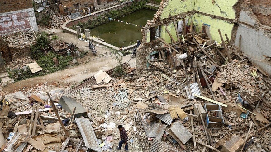 Un hombre camina entre los restos de varios edificios derrumbados en Shaku, Nepal, tras el seísmo que ha golpeado con fuerza Nepal, Tíbet y la India. Las labores de rescate continúan dificultadas por el mal tiempo y las carencias para responder a un desastre de tal magnitud, mientras se agota el tiempo para encontrar supervivientes entre los escombros. EFE