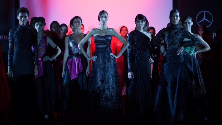 Modelos lucen creaciones del diseñador español Hannibal Laguna, qiuién presentó su colección "Lights of Spain", durante el Mercedes Benz Fashion Week, en Santo Domingo (República Dominicana). EFE