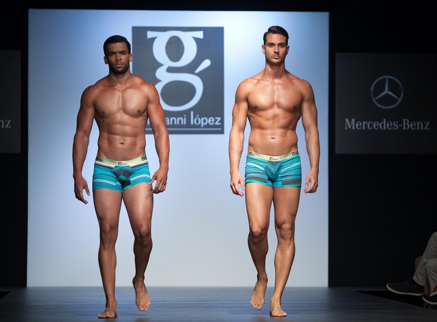 STO70. SANTO DOMINGO (R.DOMINICANA), 28/04/2015.- Un modelo luce una creación del diseñador colombiano Giovanni López durante la Semana de la Moda-Mercedes Benz Fashion Week hoy, martes 28 de abril de 2015, en Santo Domingo (República Dominicana). EFE/Orlando Barría
