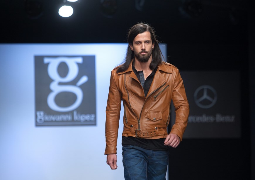 Un modelo luce una creación del diseñador colombiano Giovanni López durante la Semana de la Moda-Mercedes Benz Fashion Week en Santo Domingo (República Dominicana). EFE