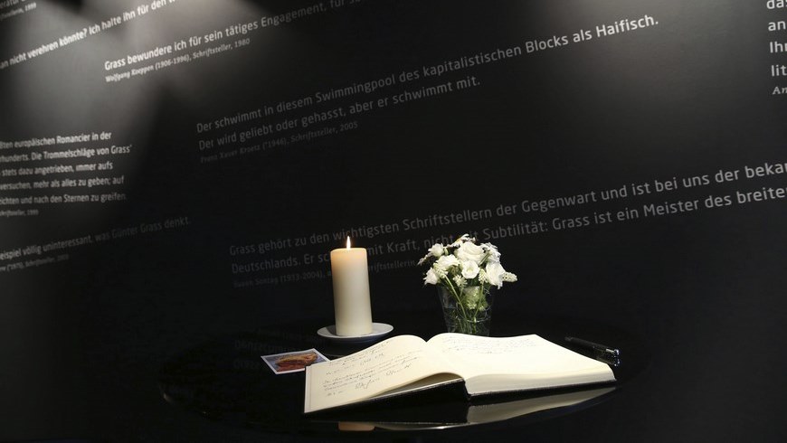 Flores y una vela encendida junto al libro de condolencias en memoria del célebre escritor alemán Günter Grass dentro de la Casa de Günter Grass en Lübeck (Alemania), el pasado abril, un día después de su muerte a causa de una infección a los 87 años. EFE.