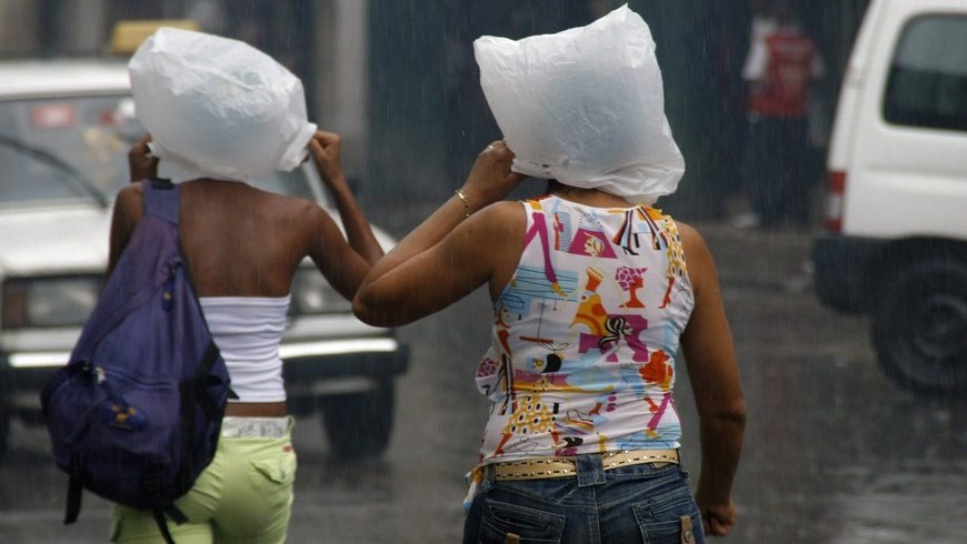 El pronóstico para los próximos días es que prosigan las lluvias en diversas provincias del país, lo que también conllevarán una ligera bajada de las temperaturas. EFE/Archivo