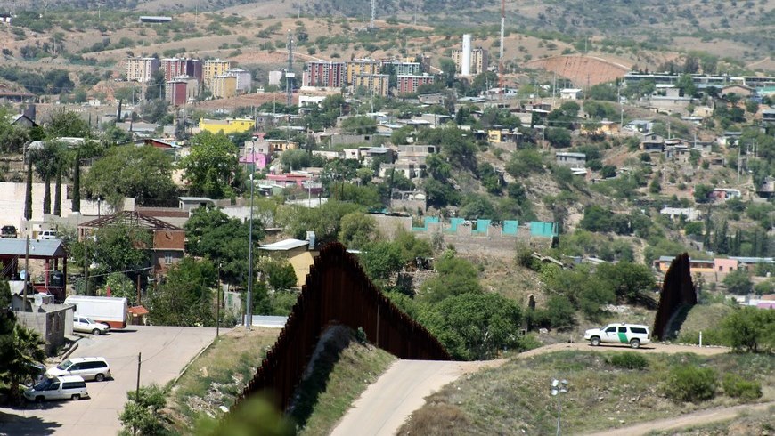 Vista de la frontera en Tucson, Arizona, donde los "halcones", como son llamados los guías, se ubican en las partes altas de las montañas, tanto en territorio estadounidense como mexicano, para vigilar los pasos de la Patrulla Fronteriza y alertar por teléfono a los inmigrantes. EFE