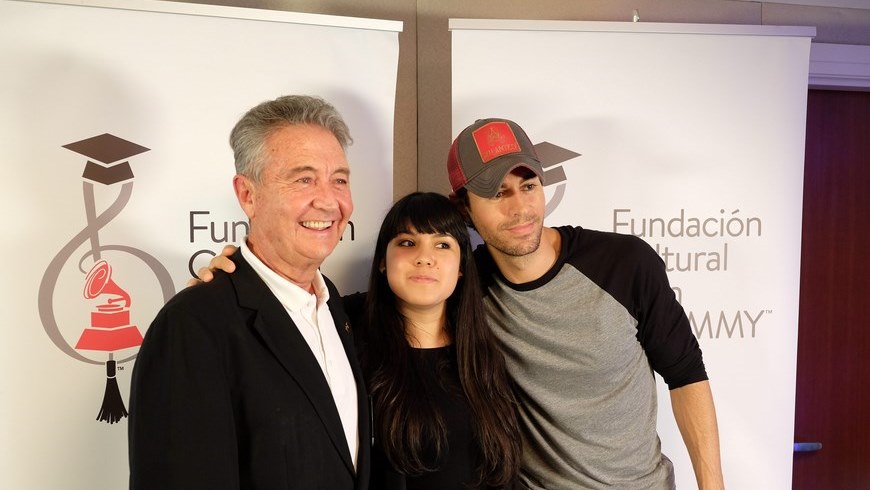 El vicepresidente de la Fundación Cultural Latin Grammy Manolo Díaz (izq.) y el cantante español Enrique Iglesias posan con la estudiante mexicana Silviana Itzel hoy, miércoles 29 de abril 2015, durante un acto en una sala de un hotel de Miami Beach, Florida. EFE